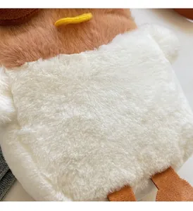Gros plan du tissu pelucheux doux et des détails en feutre du sac poussin mignon
