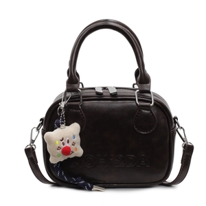 Sac à main vintage marron foncé avec pendentif en peluche et double fermeture éclair