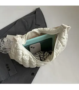 Vue de dessus du sac nuage matelassé blanc montrant la capacité pour téléphone