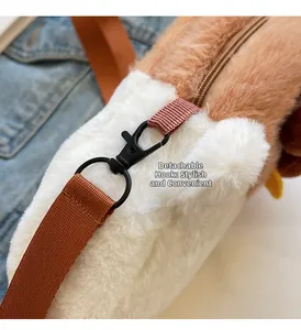 Détail du crochet métallique amovible et de la sangle tissée du sac peluche poulet