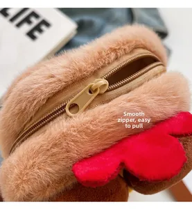 Gros plan sur la fermeture éclair marron fluide du joli sac à bandoulière en peluche