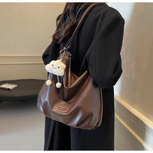 Détail du sac fourre-tout marron café en similicuir souple avec son pendentif nuage