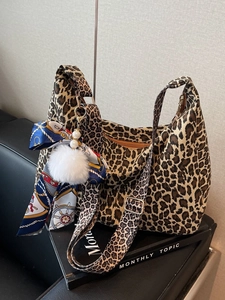 Grand Sac Fourre-tout Imprimé Léopard pour Femmes Sac Hobo Avec Foulard et Pendentif Boule en Peluche Sac à Épaule en Toile Mode Sac Bandoulière