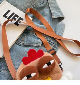 Détail de la bandoulière réglable du sac à bandoulière mignon en peluche poulet design