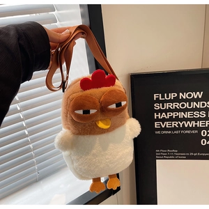 Détail du sac bandoulière poussin en peluche douce avec une sangle réglable marron