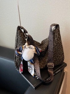 Sac fourre-tout à imprimé léopard avec large bandoulière et pendentif décoratif