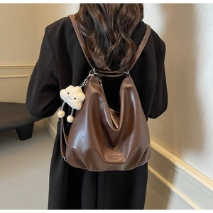 Détail du sac bandoulière en cuir PU marron foncé avec chaîne et breloque nuage