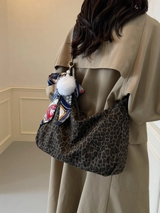Grand sac cabas imprimé léopard avec foulard en soie et pendentif boule en peluche