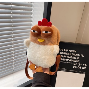 Détail du sac poulet en peluche avec fermeture éclair et bandoulière tissée robuste