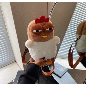 Détail du sac bandoulière poussin en peluche douce avec sangle réglable