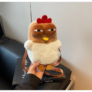 Détail du sac bandoulière en peluche poulet mignon avec texture douce et sangle réglable