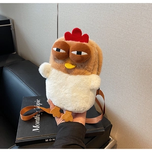 Détail de la texture en peluche douce et du visage de poulet original de ce sac bandoulière