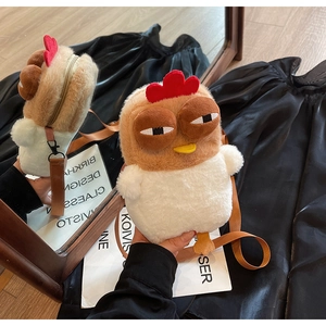 Détail du sac poulet en peluche avec fourrure douce, fermeture éclair et bandoulière en cuir