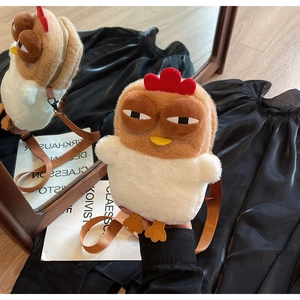 Détail du sac bandoulière poussin en peluche avec fermeture éclair et sangle