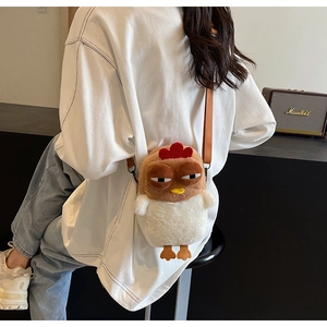 Détail du sac bandoulière en peluche poulet avec fourrure douce et sangle réglable