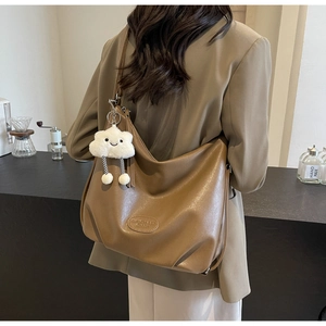 Sac cabas en cuir PU marron avec pendentif nuage dans un cadre de café cosy