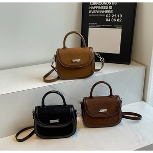 Trois sacs selle vintage noir et marron avec mélange de cuirs et plaque en métal rectangulaire