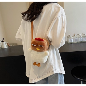 Détails du sac à bandoulière poulet en peluche montrant la texture douce et l'expression