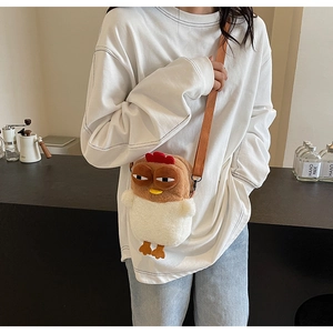 Détail du sac à bandoulière mignon en peluche de poulet avec texture douce et sangle
