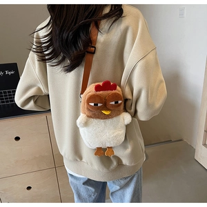 Détail du sac bandoulière poulet en peluche montrant la texture et la sangle réglable