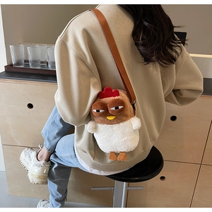 Détail du sac à bandoulière poussin en peluche avec texture douce et crête rouge