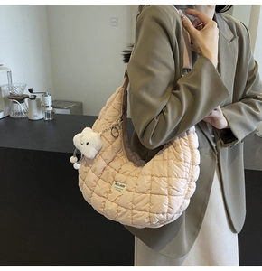 Sac croissant matelassé rose avec bandoulière réglable et pendentif nuage mignon