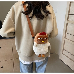 Vue arrière du mannequin portant le sac bandoulière en peluche poulet mignon