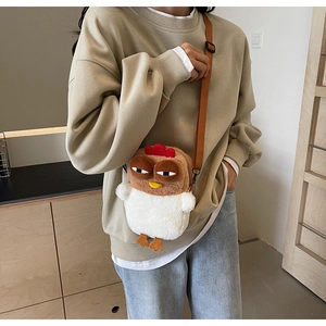 Détail du sac bandoulière en peluche poulet mignon avec sangle réglable sur modèle