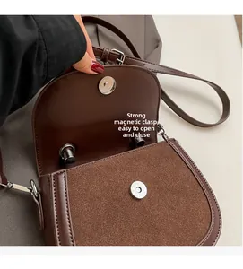 Détail de la boucle magnétique sur le sac besace marron pour une ouverture facile