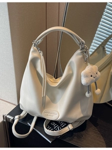 Sac hobo blanc en similicuir avec bandoulière chaîne et charmant pendentif nuage