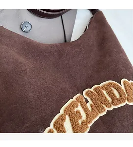 Dettaglio borsa scamosciata testa di moro con scritta FENDI e consistenza morbida