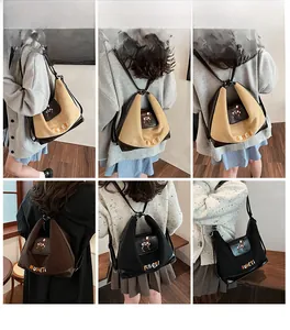 Dettagli della borsa MUHETI in tre colori con cuciture in pelle e pelle scamosciata