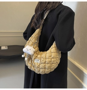 Détail du sac demi-lune matelassé jaune avec charmant nuage en peluche blanche