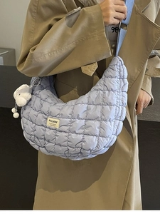 Sac Bandoulière Surpiqué Rembourré Femmes Grande Capacité Couleur Unie Sac Hobo Mode Sacoche Avec Pendentif Peluche Nuage