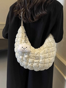 Sac bandoulière blanc matelassé en forme de croissant avec un pendentif nuage