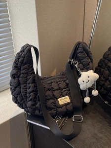 Sac bandoulière matelassé noir en forme de croissant avec breloque nuage et bandoulière