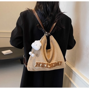 Dettaglio borsa tote in lana cammello con scritta HELLODAY e ciondolo a forma di nuvola