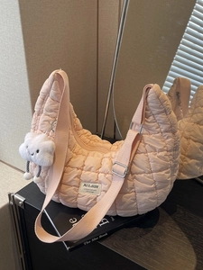 Sac hobo matelassé rose clair avec bandoulière réglable et breloque nuage