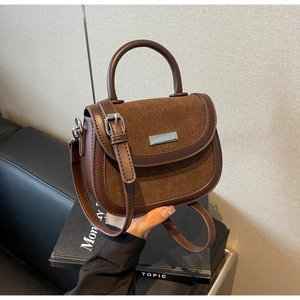 Détails du sac selle marron foncé en cuir lisse et daim avec design en patchwork