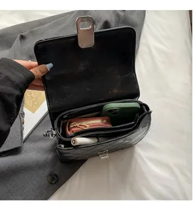 Vue intérieure du sac matelassé à chaîne montrant les compartiments spacieux