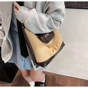 Borsa a tracolla in pelle scamosciata con ricamo MUHETI indossata da una modella