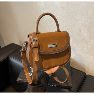 Sacoche marron en cuir synthétique et daim avec poignée et bandoulière réglable