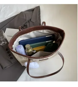 Détail intérieur du grand sac cabas avec tablette, parapluie et portefeuille quotidien