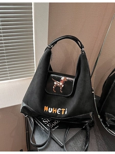 Zaino e borsa a tracolla nera con ricamo di cane a pois e manico superiore elegante