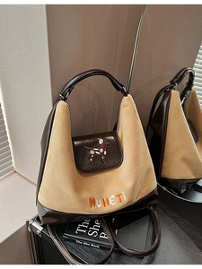 Zaino Hobo minimalista in camoscio e pelle con ricamo personalizzato di un cane