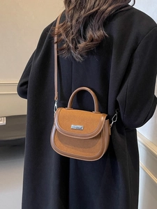 Sacoche marron vintage avec rabat en daim et garniture en cuir lisse pour femme