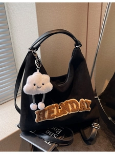 Grande borsa a tracolla nera con ricamo HELLNDAY e ciondolo a nuvola di peluche