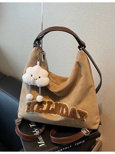 Borsa a tracolla vintage in camoscio cammello con ricamo HOLIDAY e ciondolo