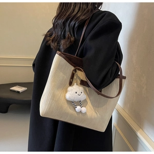 Grand sac fourre-tout beige à rayures avec poignées en cuir marron et charm nuage