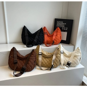 Détails de cinq sacs bandoulière matelassés en noir, orange, marron, kaki et blanc